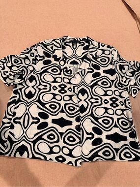 Jane and Delancey Black and White Geometric Button-Down Top Medium